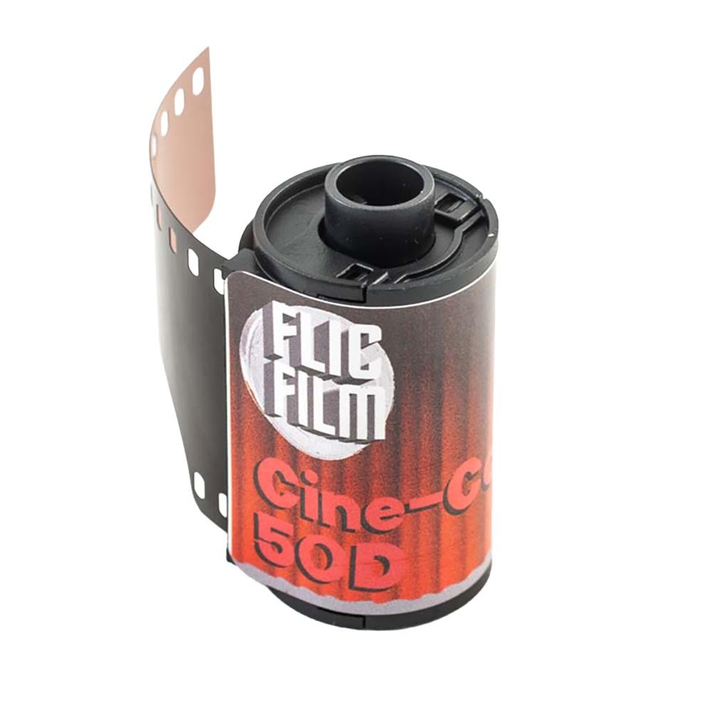 Flic Film Cine Colour 50D 35 mm värifilmirulla osittain ulos vedetyllä filmillä vaaleaa taustaa vasten.