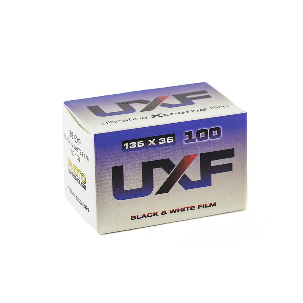 Ultrafine Xtreme UXF 100 35 mm mustavalkofilmin pakkaus, 36 kuvaa, vaaleaa taustaa vasten.