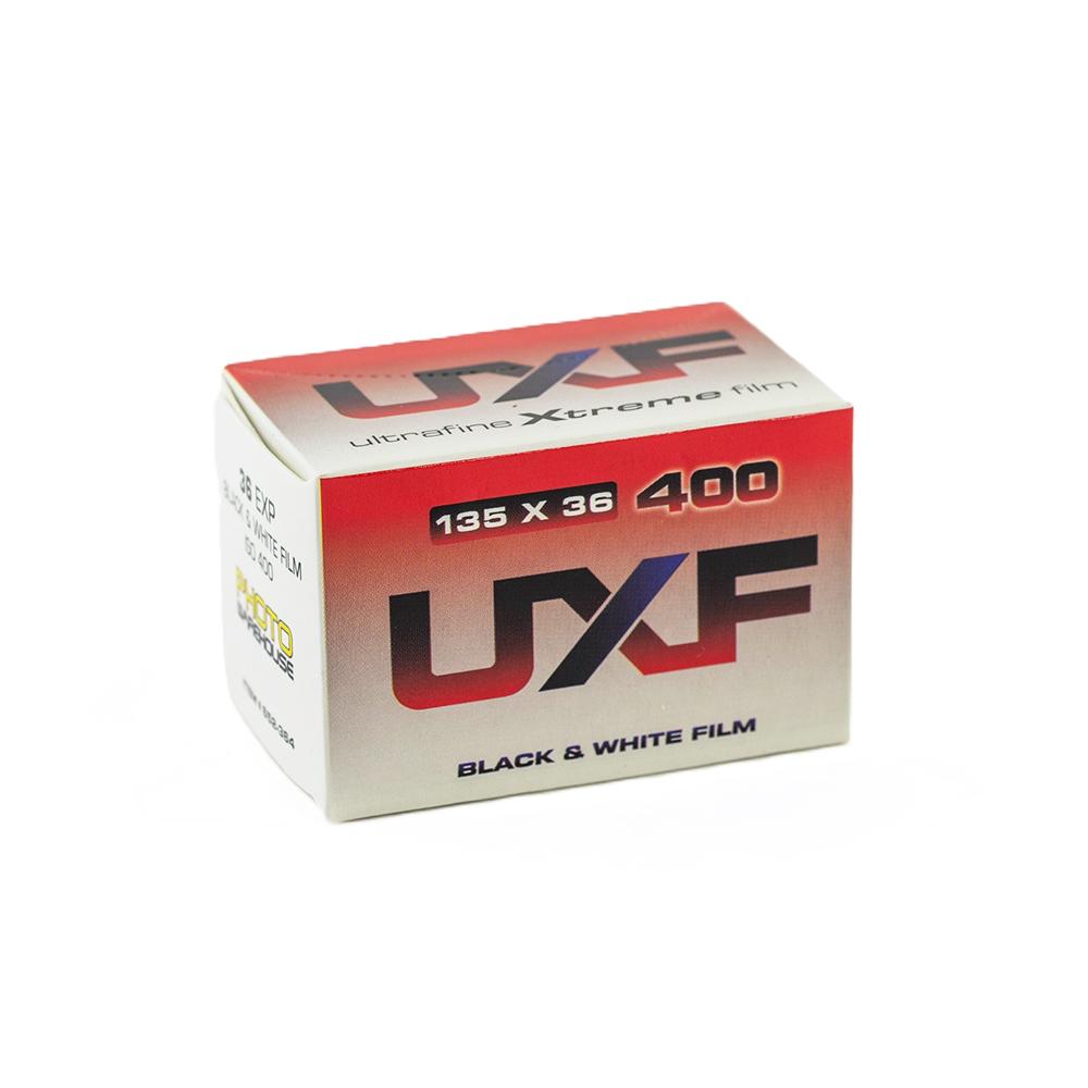 Ultrafine Xtreme UXF 400 35 mm mustavalkofilmin pakkaus, 36 kuvaa, vaaleaa taustaa vasten.