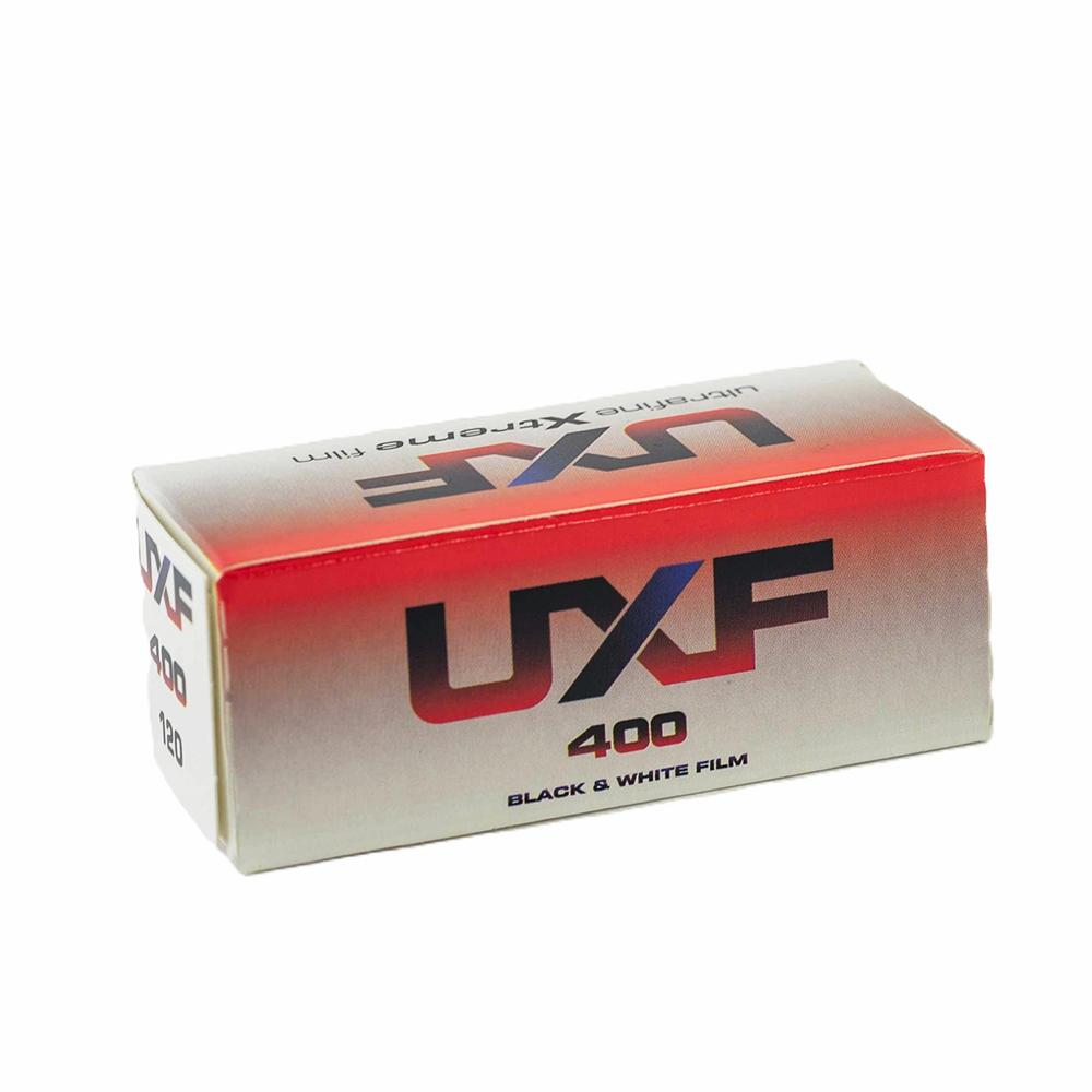 Ultrafine Xtreme UXF 400 120 -mustavalkofilmin pakkaus vaaleaa taustaa vasten.
